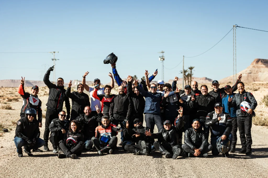 Participants de Ride With BMW réunis avec leurs motos