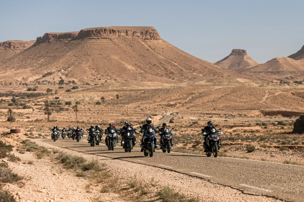 Groupe de motards BMW sur une route désertique en Tunisie