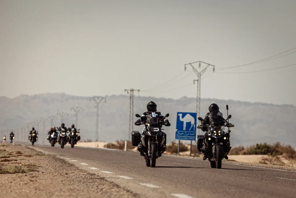Motards de Ride With BMW roulant en groupe sur une route tunisienne