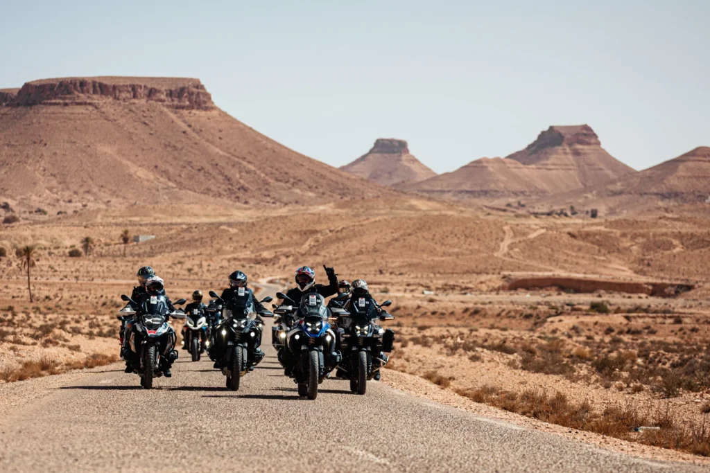 Motards BMW devant les reliefs désertiques de Tunisie