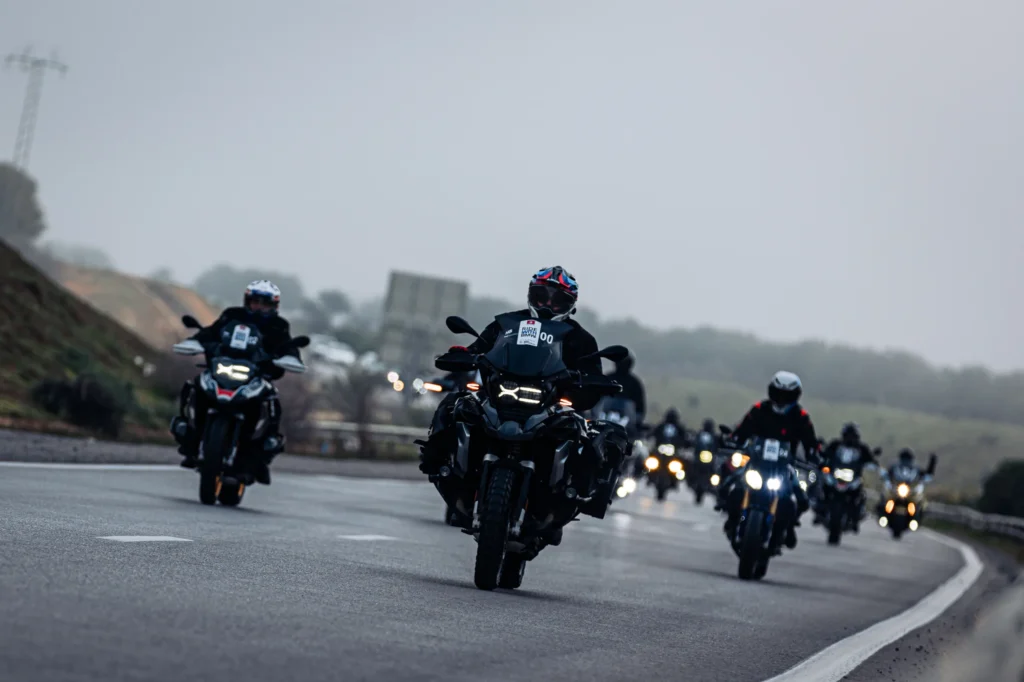 Convoi de motards BMW dans un virage en Tunisie