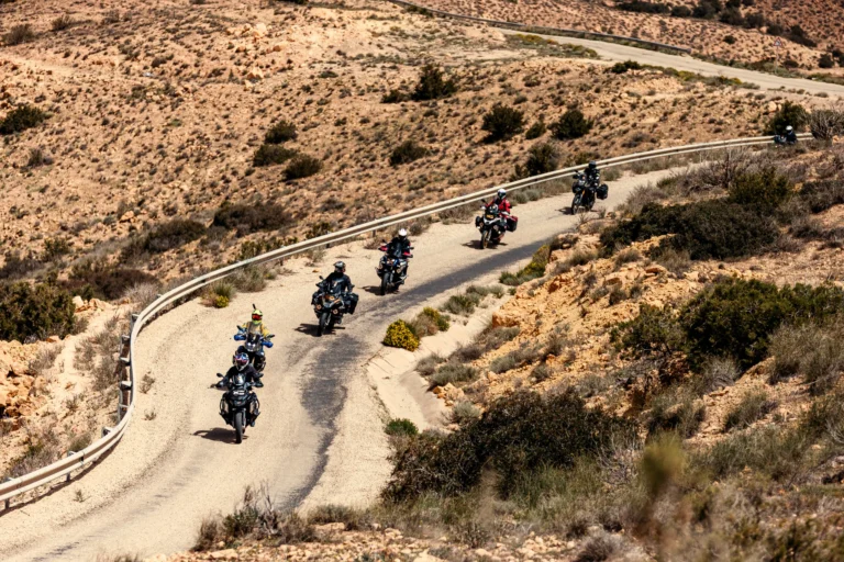 Long convoi de motards sur une route sinueuse en Tunisie