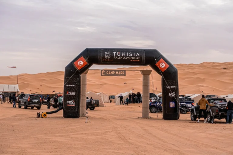 Portique du Tunisia Rally Adventure installé dans le désert